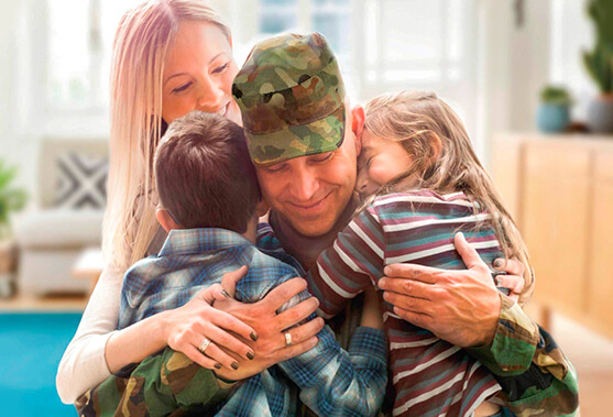 Изображение военного мужчины с семьей